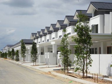 Seremban, Malezya - 18 Haziran 2019: Malezya 'da inşa halindeki yeni çift katlı lüks teras evi. Modern ve çağdaş stili olan bir mimar tarafından tasarlandı.. 