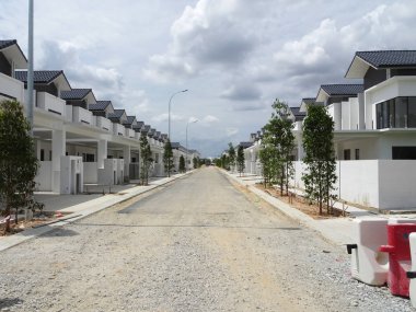 Seremban, Malezya - 18 Haziran 2019: Malezya 'da inşa halindeki yeni çift katlı lüks teras evi. Modern ve çağdaş stili olan bir mimar tarafından tasarlandı.. 
