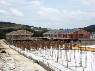 Seremban, Malezya - 18 Haziran 2019: Malezya 'da inşa halindeki yeni çift katlı lüks teras evi. Modern ve çağdaş stili olan bir mimar tarafından tasarlandı.. 