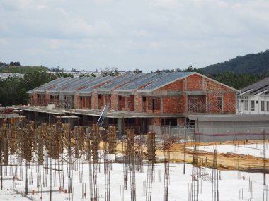 Seremban, Malezya - 18 Haziran 2019: Malezya 'da inşa halindeki yeni çift katlı lüks teras evi. Modern ve çağdaş stili olan bir mimar tarafından tasarlandı.. 