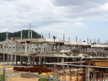 Seremban, Malezya - 18 Haziran 2019: Malezya 'da inşa halindeki yeni çift katlı lüks teras evi. Modern ve çağdaş stili olan bir mimar tarafından tasarlandı.. 