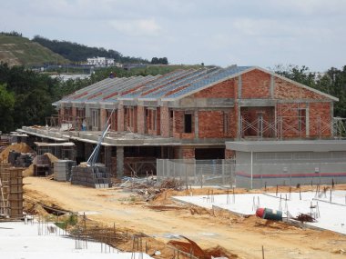 Seremban, Malezya - 18 Haziran 2019: Malezya 'da inşa halindeki yeni çift katlı lüks teras evi. Modern ve çağdaş stili olan bir mimar tarafından tasarlandı.. 