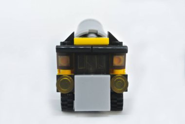 Beyaz arkaplanda izole edilmiş plastik tuğlalardan yapılmış küçük bir Karıştırıcı Kamyonu modeli. 