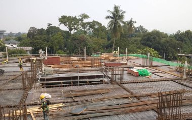 Kuala Lumpur, Malezya - 07 Ağustos 2017: İnşaat alanındaki kontrplak ve kerestelerden yapılan kereste işleri. Takviye beton için kalıp olarak kullanılan biçim. 