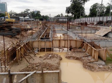 Kuala Lumpur, Malezya - 07 Ağustos 2017: İnşaat alanındaki kontrplak ve kerestelerden yapılan kereste işleri. Takviye beton için kalıp olarak kullanılan biçim. 