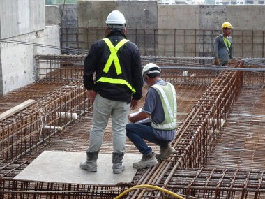 Kuala Lumpur, Malezya - 07 Ağustos 2017: İnşaat çizimleri ve çalışma planlarına atıfta bulunmak. 