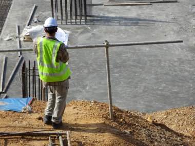 İnşaat çizimlerine ve iş planlarına atıfta bulunarak. 