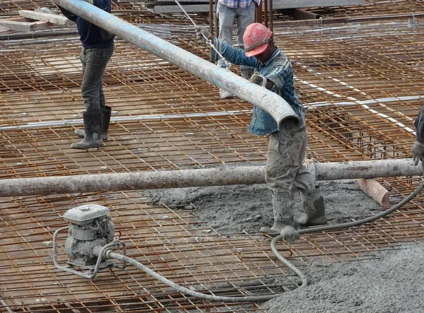 Kuala Lumpur Malaysia September 2017 Construction Workers Pouring Wet Concrete — стоковое фото