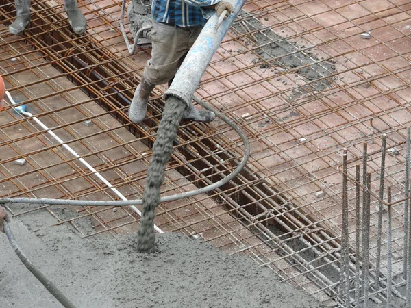 Kuala Lumpur Malaysia September 2017 Construction Workers Pouring Wet Concrete — Stok fotoğraf