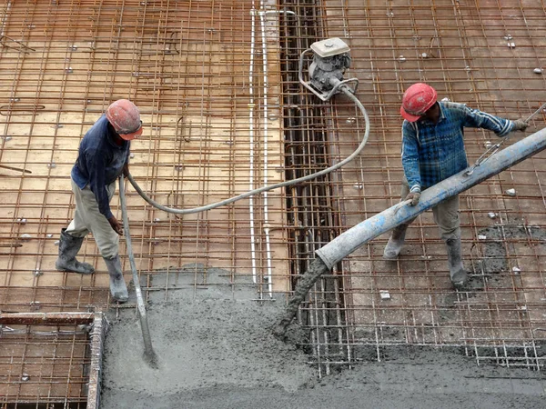 Kuala Lumpur Malaysia September 2017 Construction Workers Pouring Wet Concrete — Stok fotoğraf