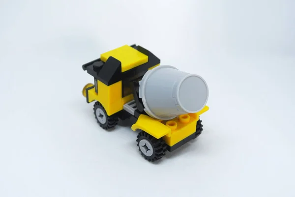 Pequeño Modelo Camión Mezclador Construcción Hecho Ladrillos Plástico Aislados Sobre —  Fotos de Stock
