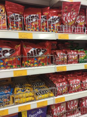 Kuala Lumpur, Malezya -02 Haziran 2019: Süpermarket rafında satışa sunulan güzel ambalajlarda paketlenmiş çikolata ürününün çeşitli türü ve markası. 