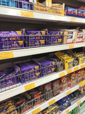 Kuala Lumpur, Malezya -02 Haziran 2019: Süpermarket rafında satışa sunulan güzel ambalajlarda paketlenmiş çikolata ürününün çeşitli türü ve markası. 