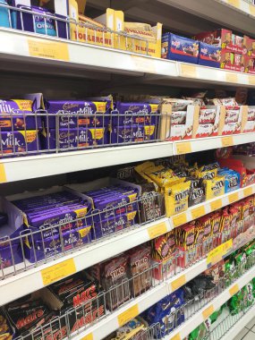 Kuala Lumpur, Malezya -02 Haziran 2019: Süpermarket rafında satışa sunulan güzel ambalajlarda paketlenmiş çikolata ürününün çeşitli türü ve markası. 