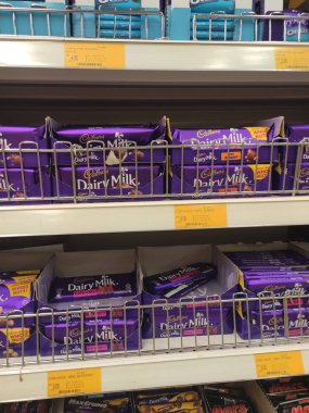 Kuala Lumpur, Malezya -02 Haziran 2019: Süpermarket rafında satışa sunulan güzel ambalajlarda paketlenmiş çikolata ürününün çeşitli türü ve markası. 