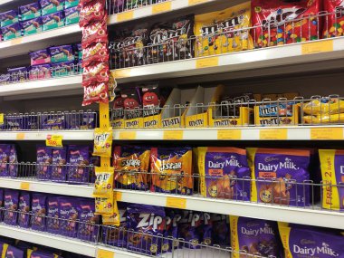 Kuala Lumpur, Malezya -02 Haziran 2019: Süpermarket rafında satışa sunulan güzel ambalajlarda paketlenmiş çikolata ürününün çeşitli türü ve markası. 