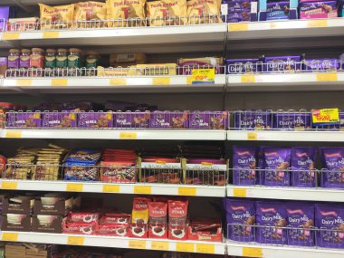 Kuala Lumpur, Malezya -02 Haziran 2019: Süpermarket rafında satışa sunulan güzel ambalajlarda paketlenmiş çikolata ürününün çeşitli türü ve markası. 