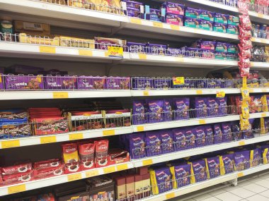 Kuala Lumpur, Malezya -02 Haziran 2019: Süpermarket rafında satışa sunulan güzel ambalajlarda paketlenmiş çikolata ürününün çeşitli türü ve markası. 