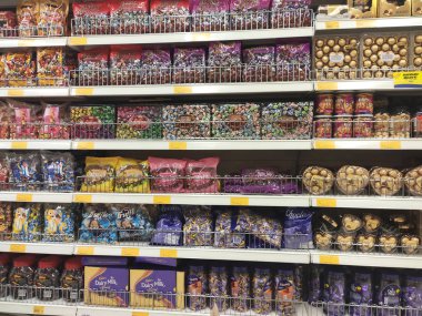 Kuala Lumpur, Malezya -02 Haziran 2019: Süpermarket rafında satışa sunulan güzel ambalajlarda paketlenmiş çikolata ürününün çeşitli türü ve markası. 
