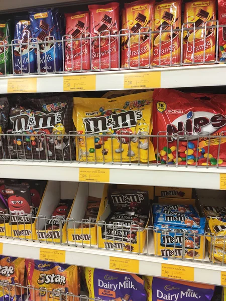 Kuala Lumpur, Malezya -02 Haziran 2019: Süpermarket rafında satışa sunulan güzel ambalajlarda paketlenmiş çikolata ürününün çeşitli türü ve markası. 