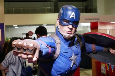 Kuala Lumpur, Malezya - 22 Haziran: Marvel çizgi romanlarından hayali karakter aksiyon figürü Kaptan Amerika. Koleksiyoncu tarafından halka gösterilen eylem figürü.
