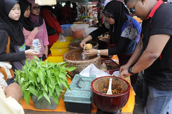 Kuala Lumpur Malaysia Januar 2020 Straßenverkäufer Verkaufen Lokale Lebensmittel Die — Stockfoto