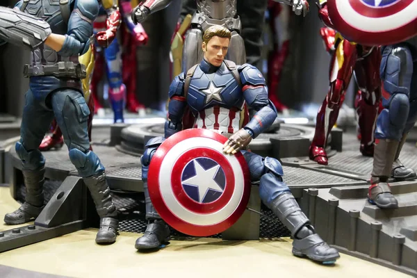 Kuala Lumpur, Malezya - 22 Haziran: Marvel çizgi romanlarından hayali karakter aksiyon figürü Kaptan Amerika. Koleksiyoncu tarafından halka gösterilen eylem figürü.