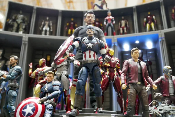 Kuala Lumpur, Malezya - 22 Haziran: Marvel çizgi romanlarından hayali karakter aksiyon figürü Kaptan Amerika. Koleksiyoncu tarafından halka gösterilen eylem figürü.