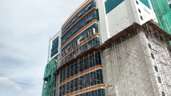 马来西亚吉隆坡 2019年7月16日 在高层建筑施工期间 在大楼外部捕捉平台和安全网 它保护个人和财产免受掉落的碎片 — 图库照片
