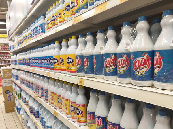马来西亚吉隆坡 2019年12月29日 漂白液装在塑料瓶中 在超市销售 在货架上为顾客展示 — 图库照片