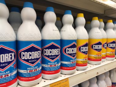 Kuala Lumpur, Malezya - 29 Aralık 2019: Çamaşır deterjanı plastik şişelerde şişelenmiş ve süpermarketlerde satılmaktadır. Rafta müşteriler için sergileniyor.