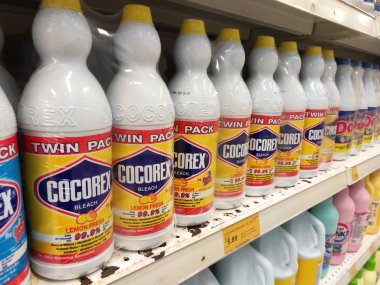 Kuala Lumpur, Malezya - 29 Aralık 2019: Çamaşır deterjanı plastik şişelerde şişelenmiş ve süpermarketlerde satılmaktadır. Rafta müşteriler için sergileniyor.