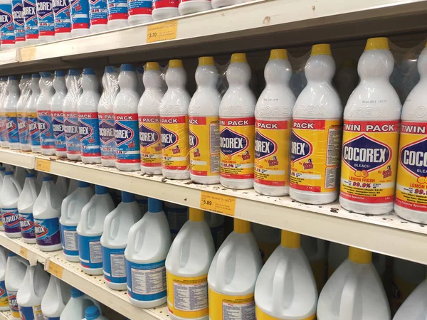 Kuala Lumpur, Malezya - 29 Aralık 2019: Çamaşır deterjanı plastik şişelerde şişelenmiş ve süpermarketlerde satılmaktadır. Rafta müşteriler için sergileniyor.