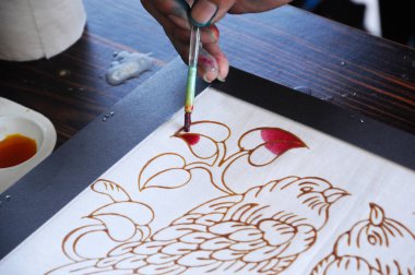 Selangor, Malezya - 07 Aralık 2016: Malezya çizim batik veya batik canting. Daha önce çizilen ıslak balmumuyla renk kontrolü. 