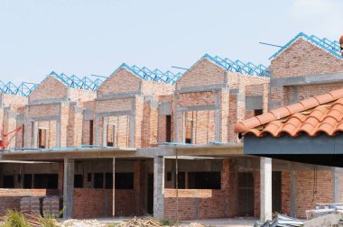 Seremban, Malezya - 18 Haziran 2019: Malezya 'da inşa halindeki yeni çift katlı lüks teras evi. Modern ve çağdaş stili olan bir mimar tarafından tasarlandı.. 