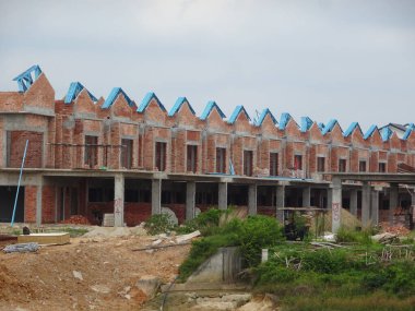 Seremban, Malezya - 18 Haziran 2019: Malezya 'da inşa halindeki yeni çift katlı lüks teras evi. Modern ve çağdaş stili olan bir mimar tarafından tasarlandı.. 