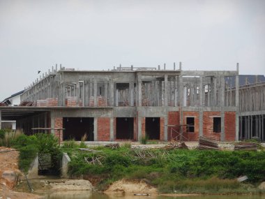 Seremban, Malezya - 18 Haziran 2019: Malezya 'da inşa halindeki yeni çift katlı lüks teras evi. Modern ve çağdaş stili olan bir mimar tarafından tasarlandı.. 