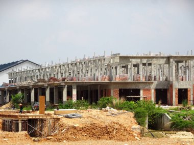 Seremban, Malezya - 18 Haziran 2019: Malezya 'da inşa halindeki yeni çift katlı lüks teras evi. Modern ve çağdaş stili olan bir mimar tarafından tasarlandı.. 