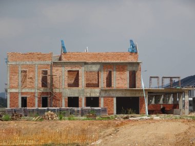 Seremban, Malezya - 18 Haziran 2019: Malezya 'da inşa halindeki yeni çift katlı lüks teras evi. Modern ve çağdaş stili olan bir mimar tarafından tasarlandı.. 