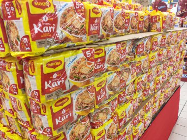 Kuala Lumpur, Malezya - 2 Şubat 2020: Süpermarketlerdeki vitrinlerde satışa sunulan ticari pakette çeşitli hazır erişteler. 