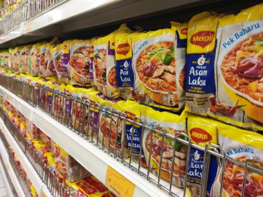 Kuala Lumpur, Malezya - 2 Şubat 2020: Süpermarketlerdeki vitrinlerde satışa sunulan ticari pakette çeşitli hazır erişteler. 