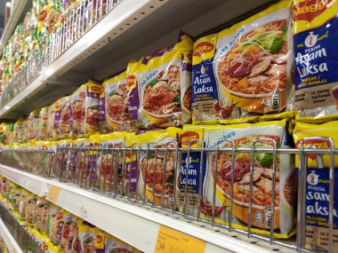 Kuala Lumpur, Malezya - 2 Şubat 2020: Süpermarketlerdeki vitrinlerde satışa sunulan ticari pakette çeşitli hazır erişteler. 