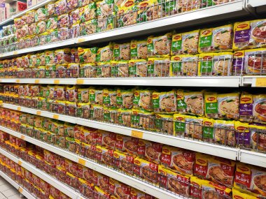Kuala Lumpur, Malezya - 2 Şubat 2020: Süpermarketlerdeki vitrinlerde satışa sunulan ticari pakette çeşitli hazır erişteler. 