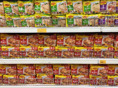 Kuala Lumpur, Malezya - 2 Şubat 2020: Süpermarketlerdeki vitrinlerde satışa sunulan ticari pakette çeşitli hazır erişteler. 