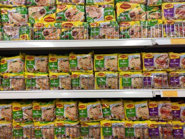 Kuala Lumpur, Malezya - 2 Şubat 2020: Süpermarketlerdeki vitrinlerde satışa sunulan ticari pakette çeşitli hazır erişteler. 