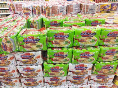 Kuala Lumpur, Malezya - 2 Şubat 2020: Süpermarketlerdeki vitrinlerde satışa sunulan ticari pakette çeşitli hazır erişteler. 