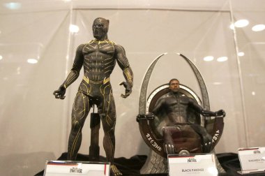 KUALA LUMPUR, MALAYSIA - 22 Haziran 2019: Marvel 'den Kara Panter ve Killmonger karakteri. Koleksiyoncu tarafından halk için gösterilen eylem figürü