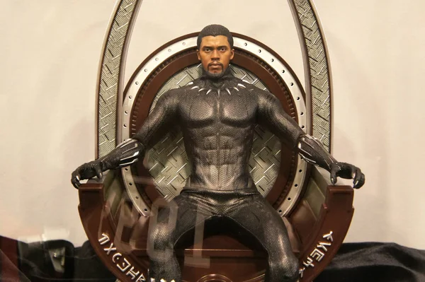 KUALA LUMPUR, MALAYSIA - 22 Haziran 2019: Marvel 'den Kara Panter ve Killmonger karakteri. Koleksiyoncu tarafından halk için gösterilen eylem figürü