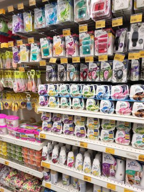 Kuala Lumpur, Malezya - 12 Ekim 2019: Süpermarketin içindeki rafta satılık çeşitli araba parfümleri sergilenmektedir. Müşterinin seçmesini kolaylaştırmak için markaya göre sıralanır.