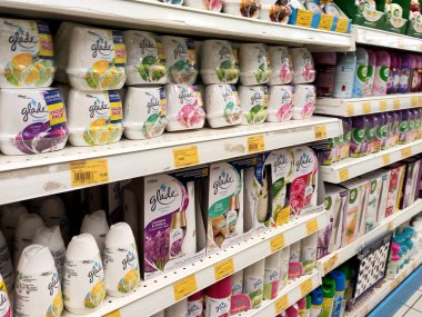 Kuala Lumpur, Malezya - 12 Ekim 2019: Süpermarketin içindeki rafta satılık çeşitli araba parfümleri sergilenmektedir. Müşterinin seçmesini kolaylaştırmak için markaya göre sıralanır.